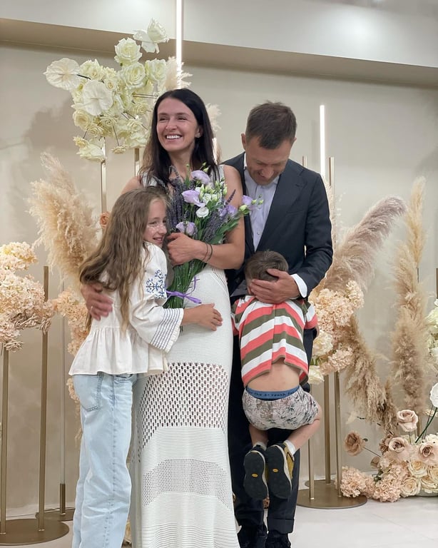 Ведущая Валентина Хомайко с супругом Андреем Онистратом и детьми