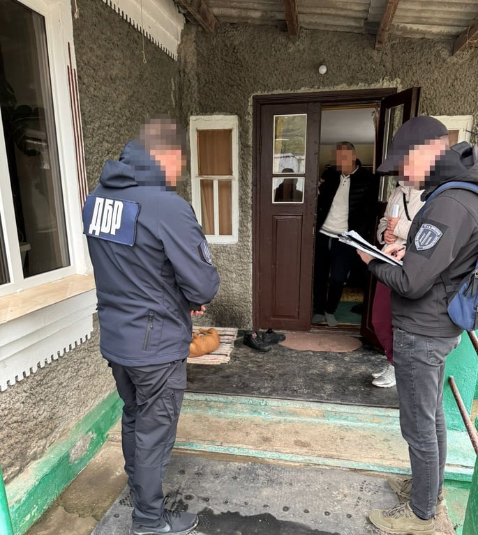 ДБР викрило військових, які допомагали переховуватись підозрюваним у розстрілі поліцейських - фото 1