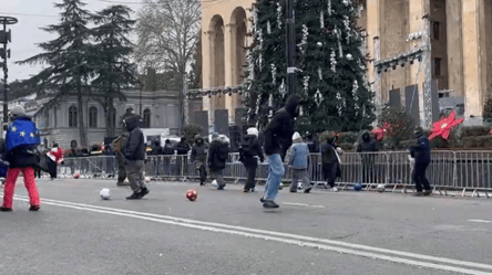 В Грузії влаштували протест з м'ячами проти нового президента - 285x160