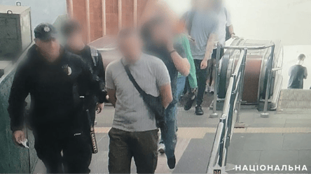 Поліція затримала чоловіка, який напав з ножем на пасажира київського метро - 285x160