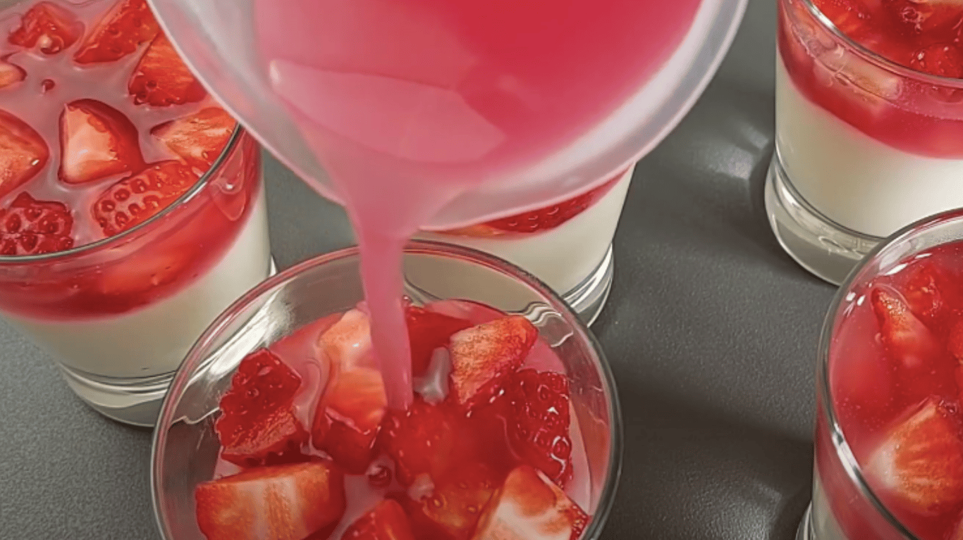 простий полуничний десерт