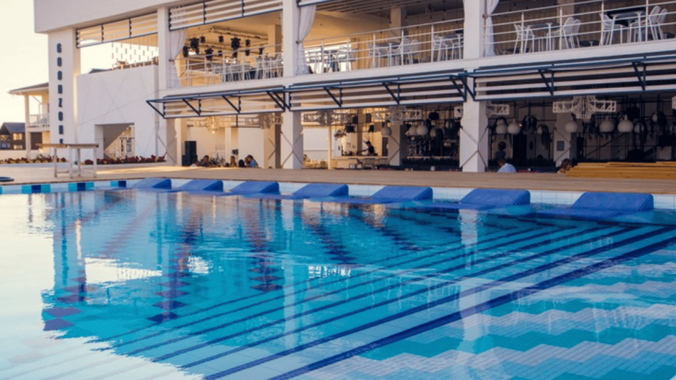 Басейн при готелі