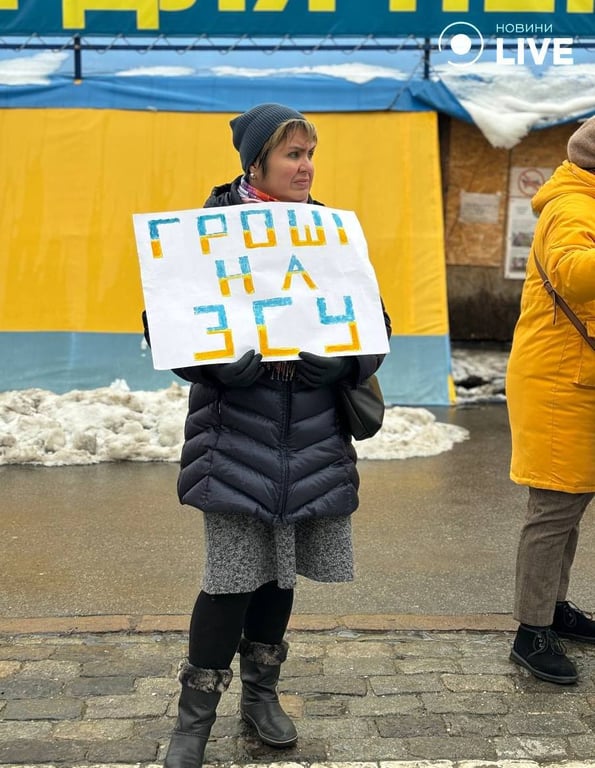 Одна з мітингувальників "Гроші на ЗСУ" у Харкові