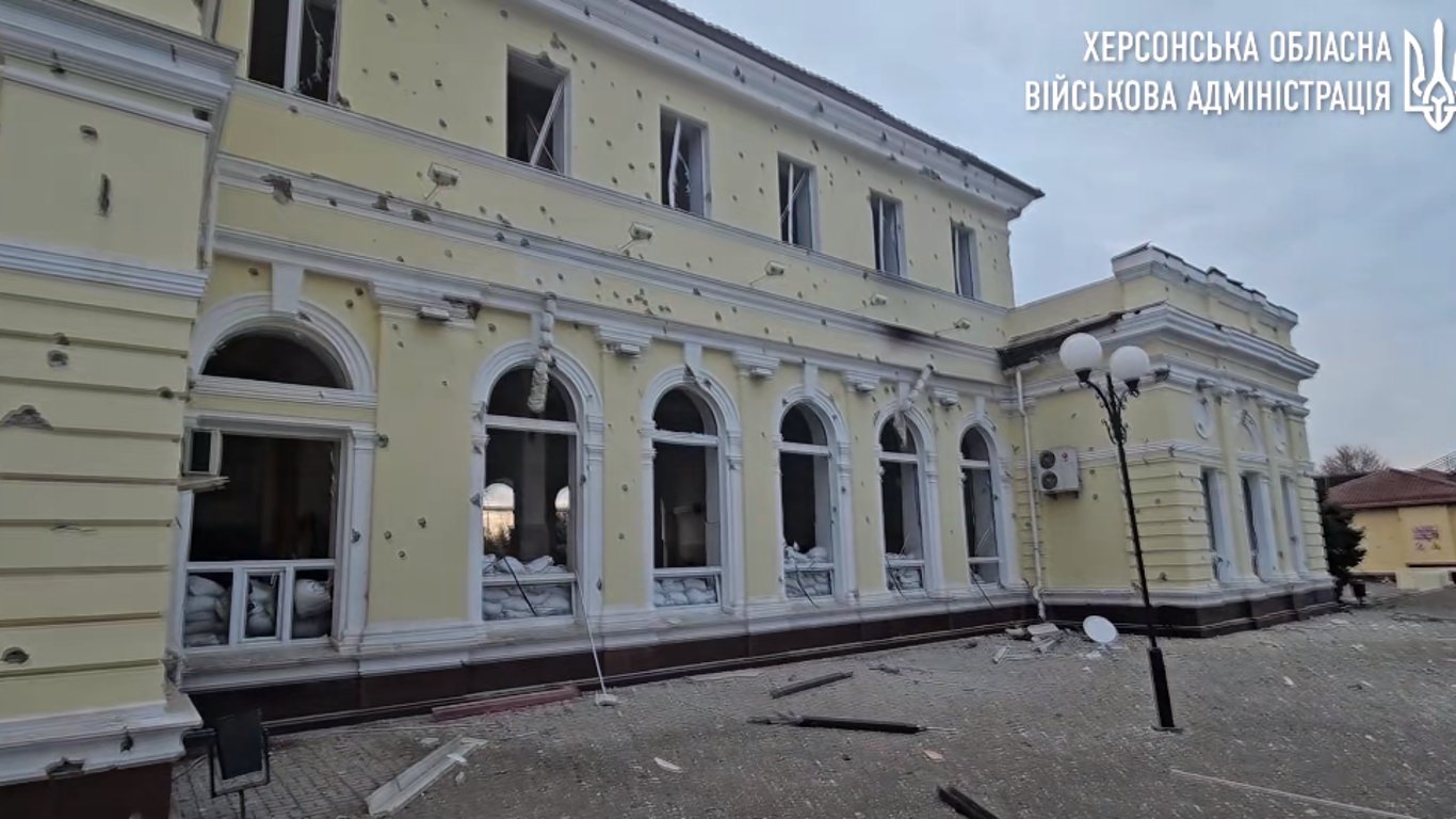 В сети показали, как выглядит вокзал в Херсоне после российской атаки