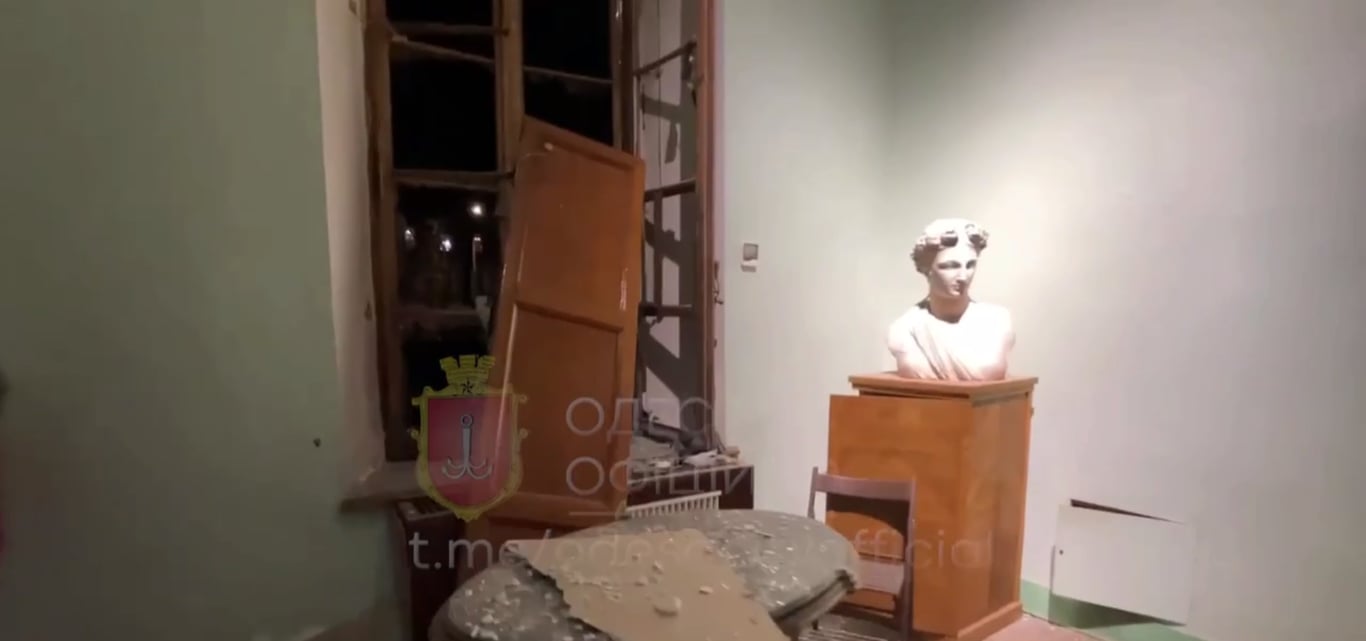 Последствия российской атаки на Одессу в художественном музее