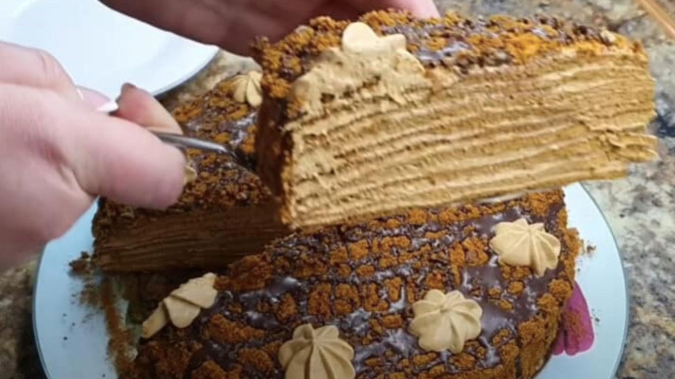 смачний вологий торт з кремом 