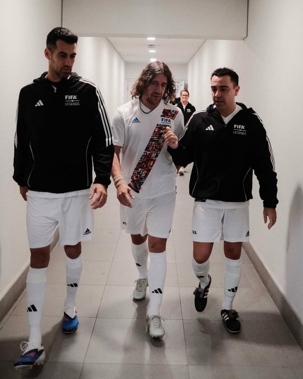 Хави Эрнандес с бывшими партнерами по "Барселоне"