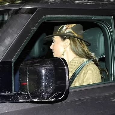 Онкобольная Кейт Миддлтон вместе с королевской семьей посетила воскресную службу - фото 1