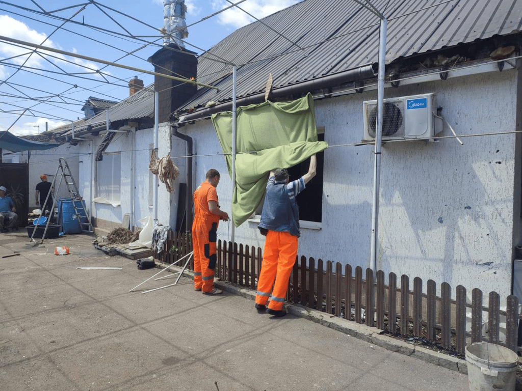 Дрони РФ за ніч пошкодили 20 будинків в Одесі — деталі - фото 2