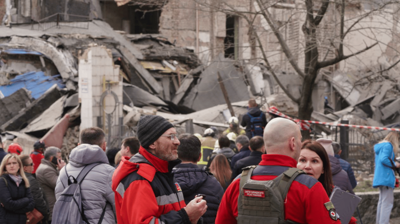 В Печерском районе Киева продолжается разбор завалов — какие последствия обстрела