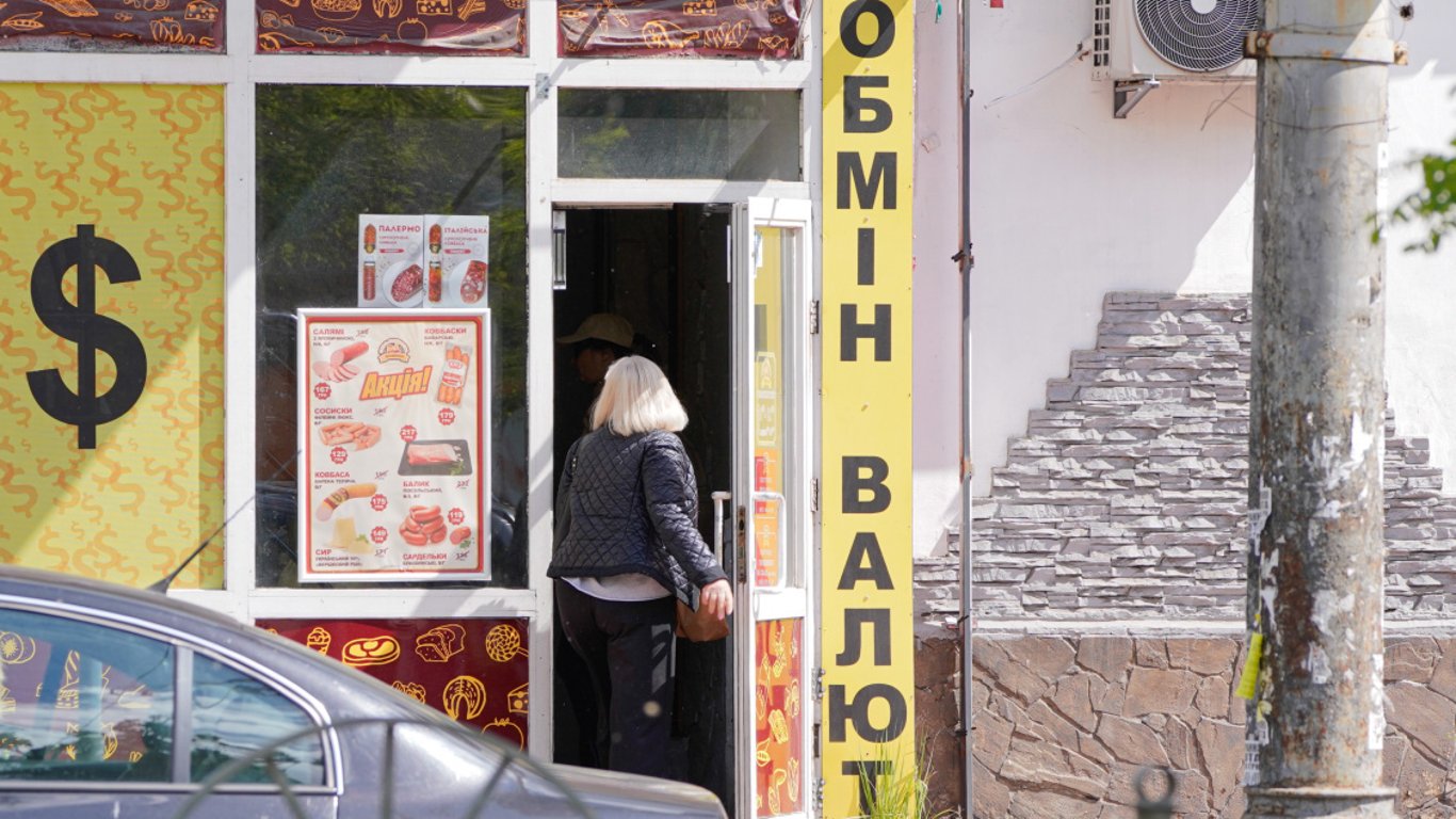 Євро в Україні може подорожчати наприкінці березня: що буде з курсом валют