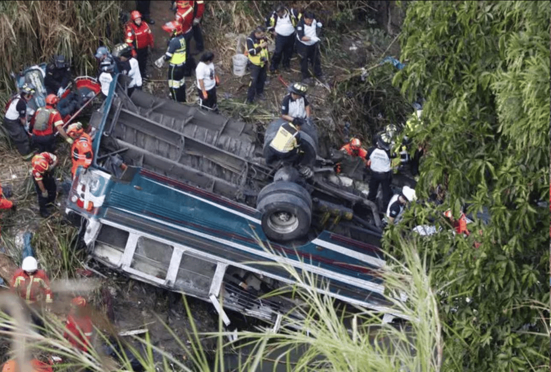 У Гватемалі впав із мосту автобус