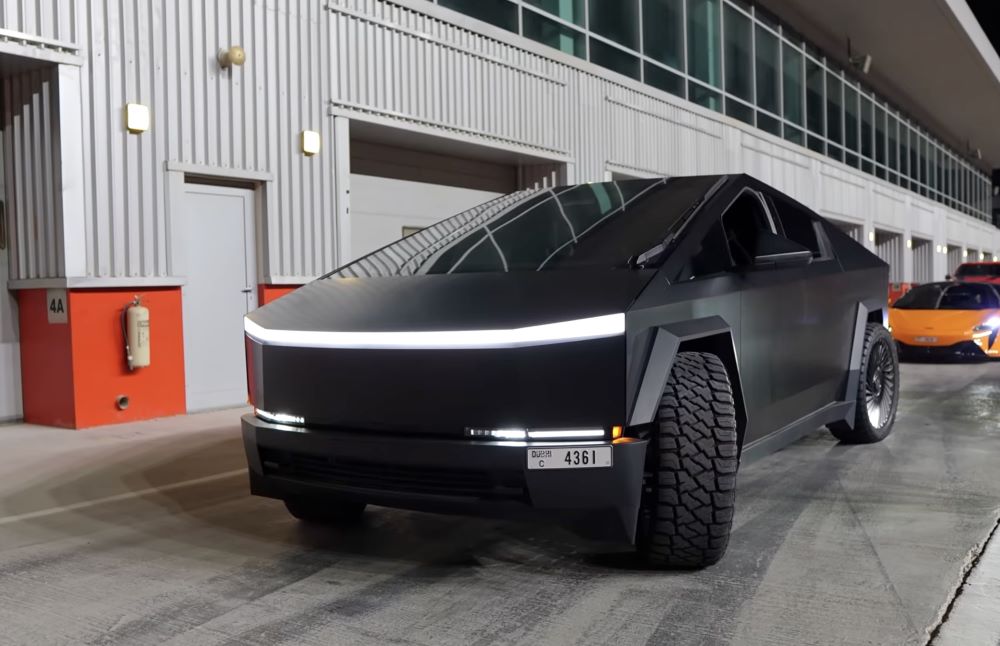 Найпотужніша версія Tesla Cybertruck програла на треку старому японському авто - фото 2