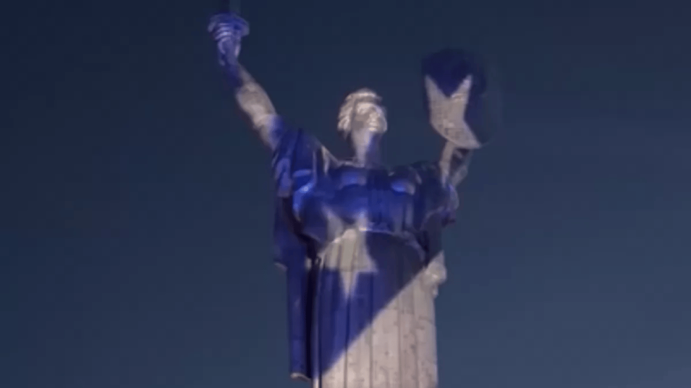 В Киеве "Родину-Мать" подсветили цветами флага США