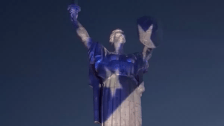 В Киеве "Родину-Мать" подсветили цветами флага США - 285x160