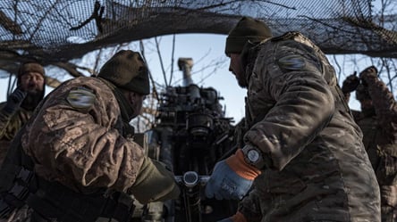 Как украинские артиллеристы уничтожают врага под Бахмутом: Залужный показал мощные фото - 285x160