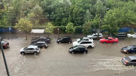 У Києві потужна злива: вулиці перетворилися на річки - 285x160