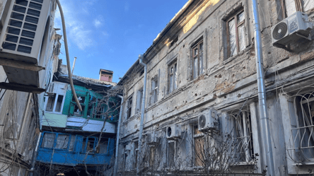 Поврежденный обстрелом жилой дом в Одессе — фоторепортаж - 304x171