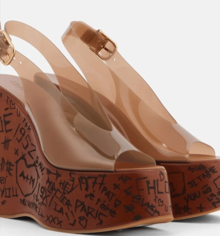 Босоніжки на платформі роблять образ стильнішим