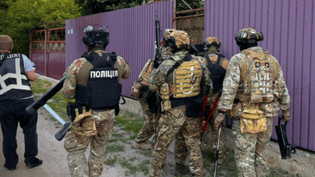 В Одессе двое мужчин в форме ограбили супружескую пару ночью - 285x160