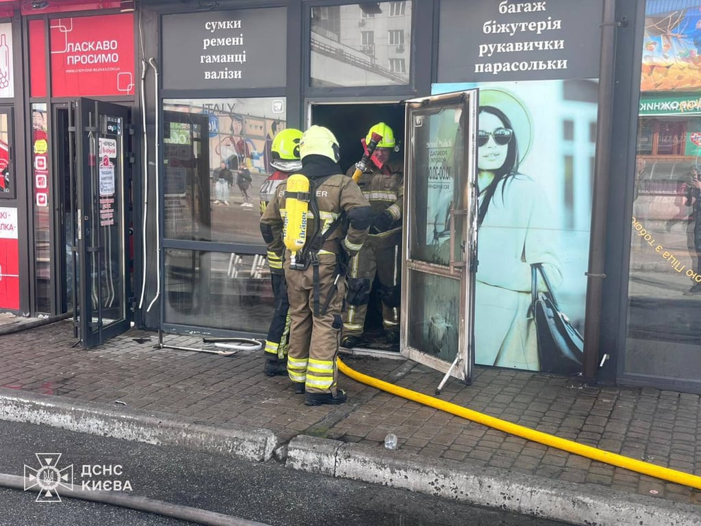 Наслідки пожежі в Дарницькому районі: дим і згарище біля магазинів