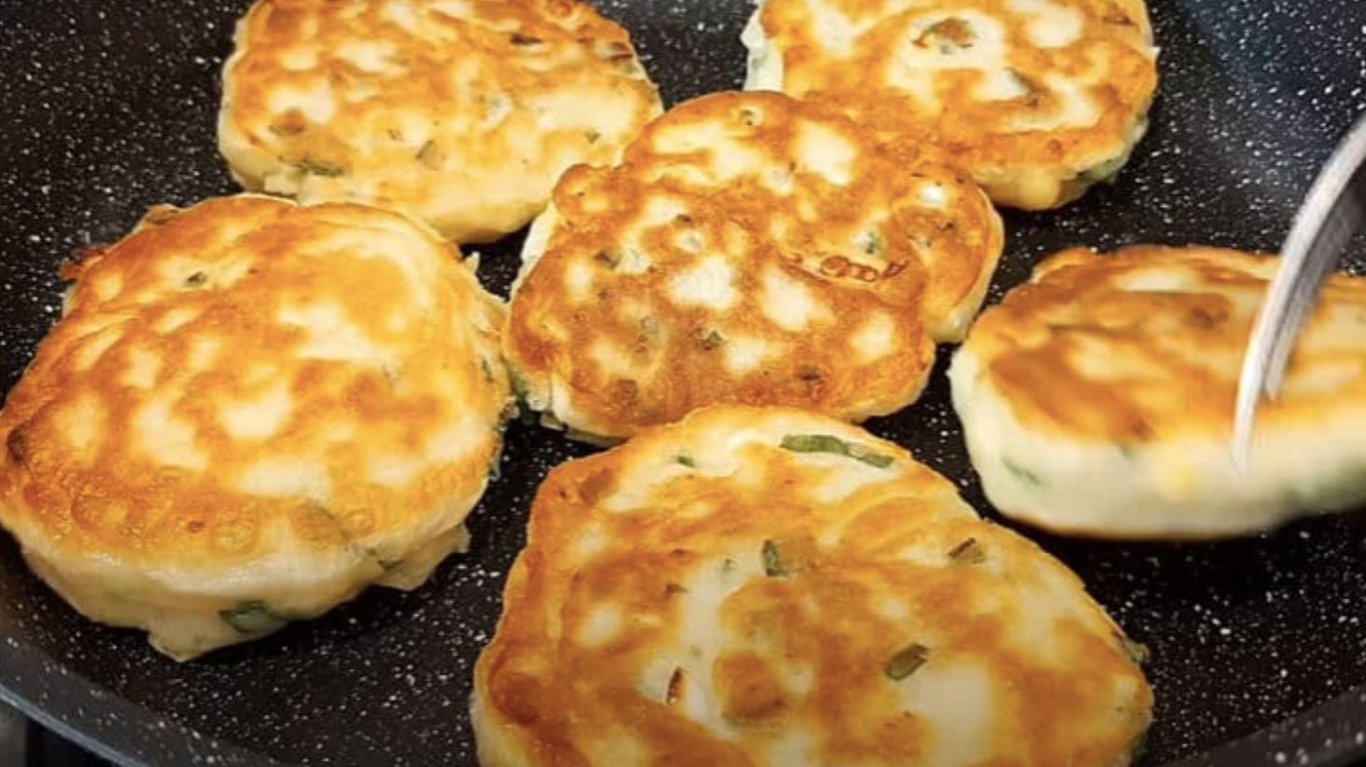 вкусный рецепт оладий с луком и вареными яйцами