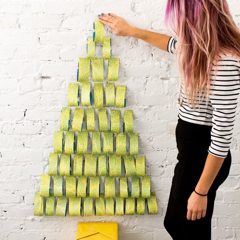 Женщина у стены