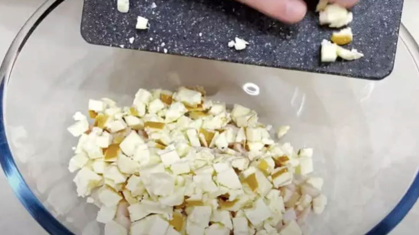 смачний салат з куркою та ананасами 