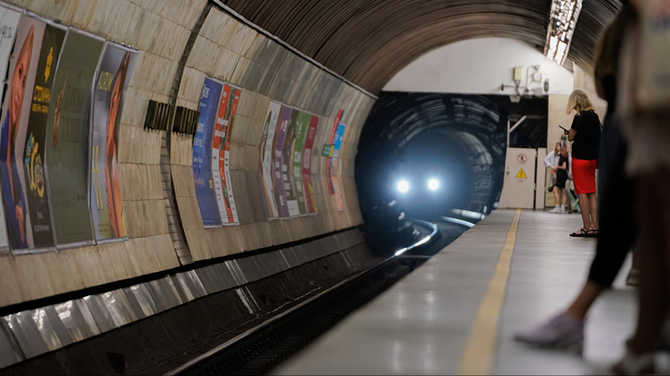 У Києві закрили дві станції метро після ударів Росії