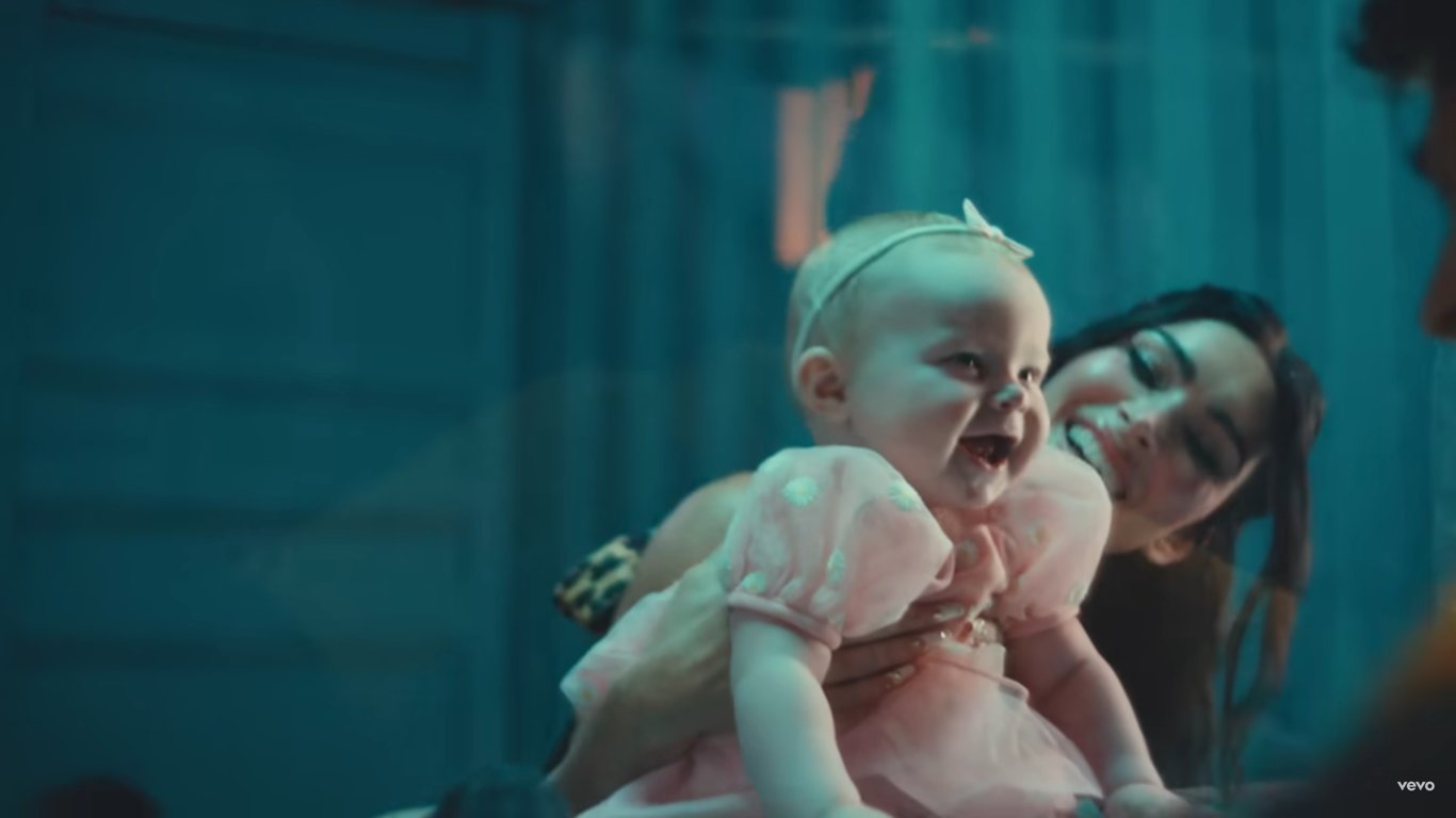 Меган Фокс народила у кліпі "Lonely Road". Фото: скриншот