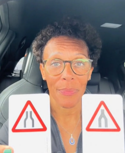 Енні Вінтерберн тримає в руках схожі дорожні знаки