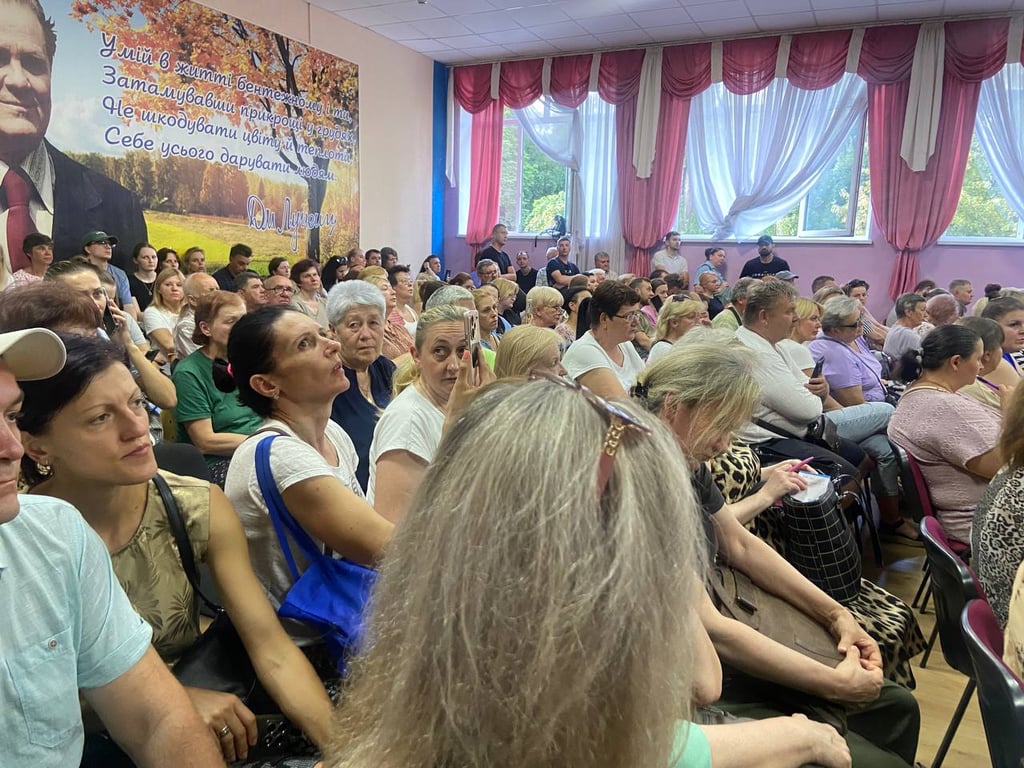 зустріч з мешканцями знищеного та пошкоджених російською атакою будинків