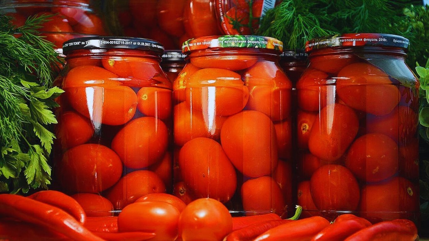 Бюджетний та простий рецепт помідорів на зиму — відео рецепт