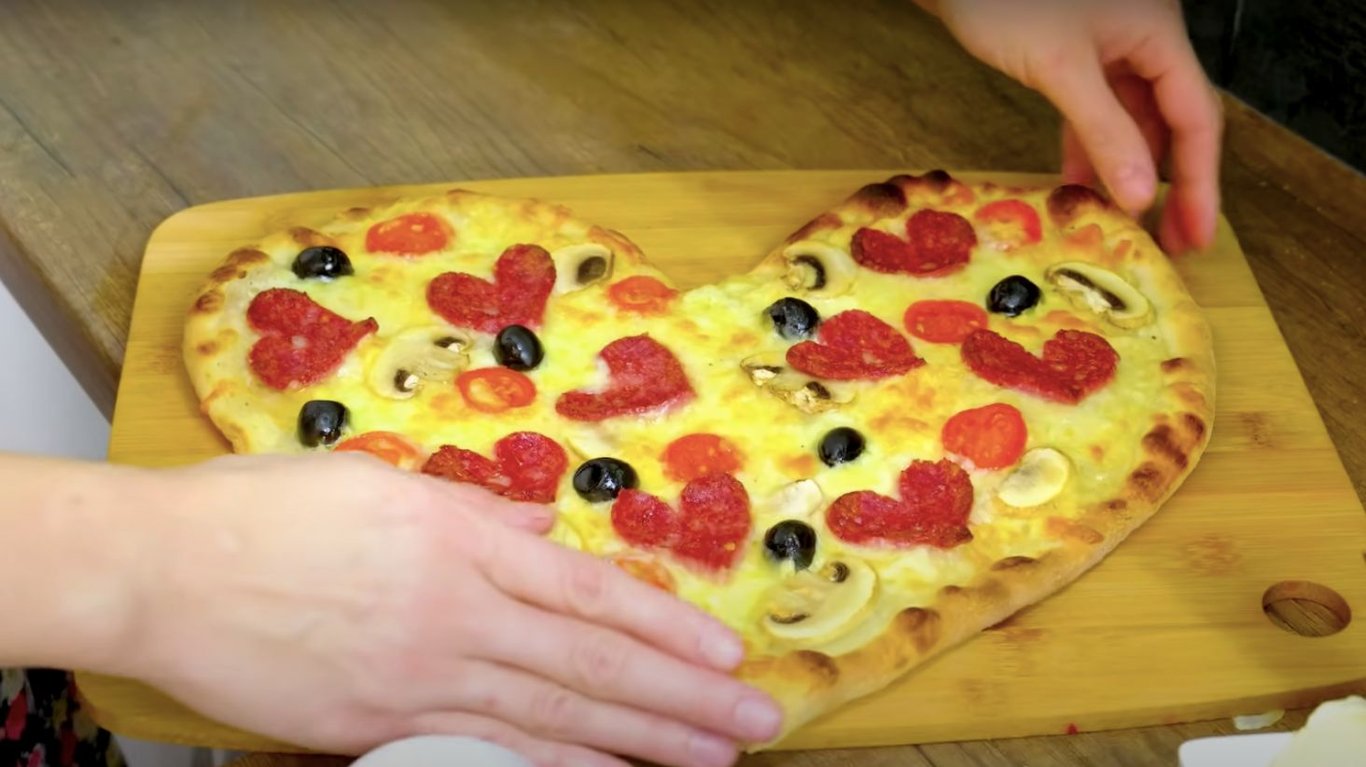 пицца с колбасой 