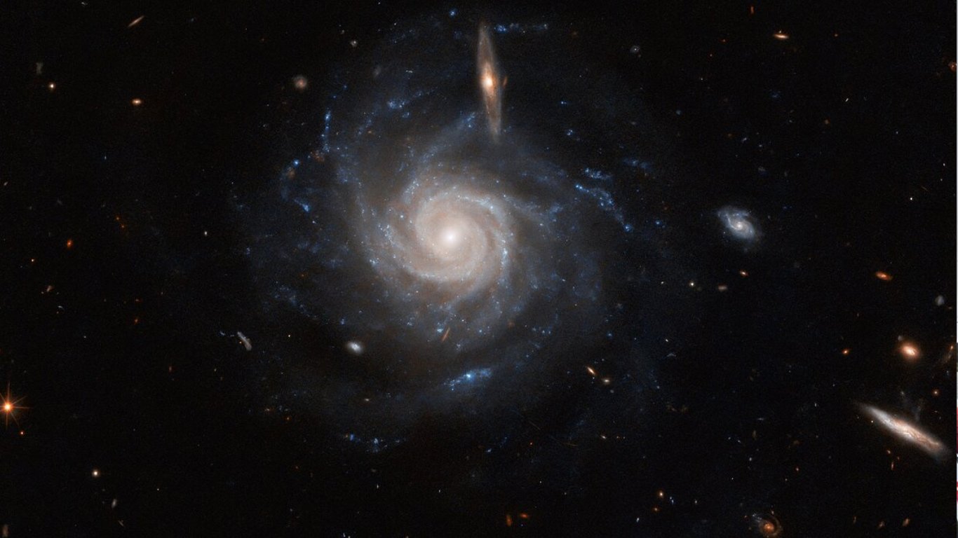Телескоп Hubble сделал уникальный снимок далекой галактики
