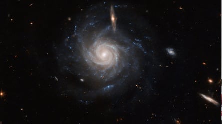 Телескоп Hubble зробив унікальний знімок далекої галактики - 285x160