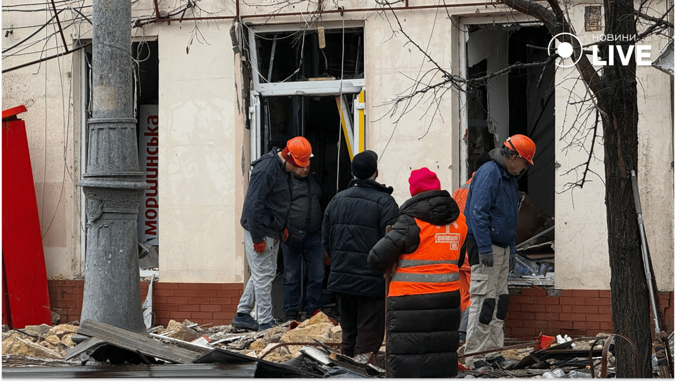 Люди розбирвють уламки в Одесі