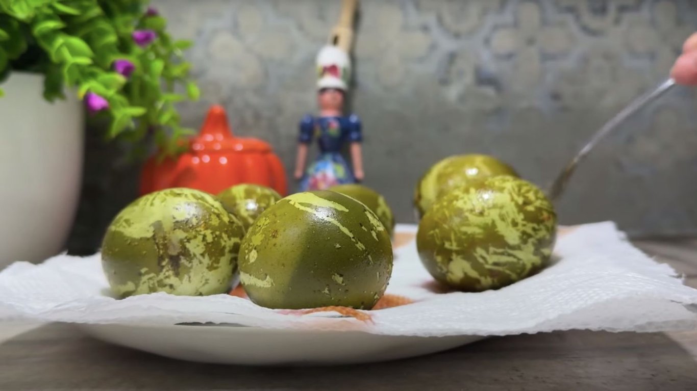 оливкові яйця на Великдень