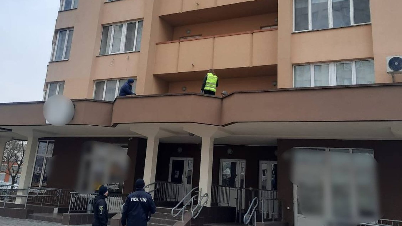 В Броварах 11-летняя девочка выпала из окна многоэтажки — детали трагедии