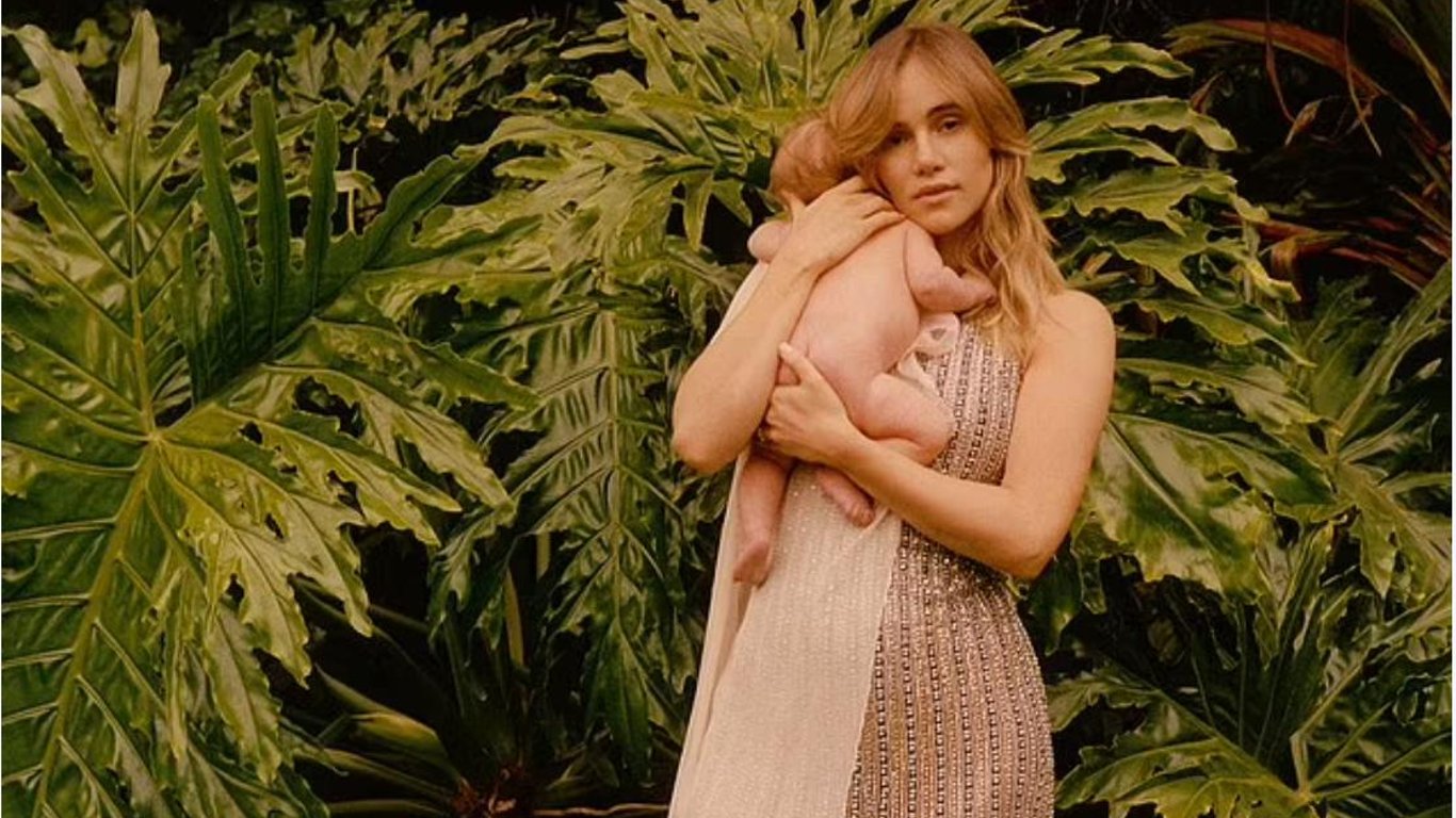 Жена Роберта Паттинсона с новорожденной дочкой впервые покорила обложку Vogue