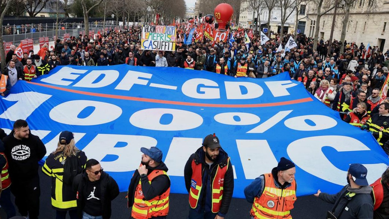 Схватки с полицией и горящие автомобили: во Франции продолжаются массовые протесты