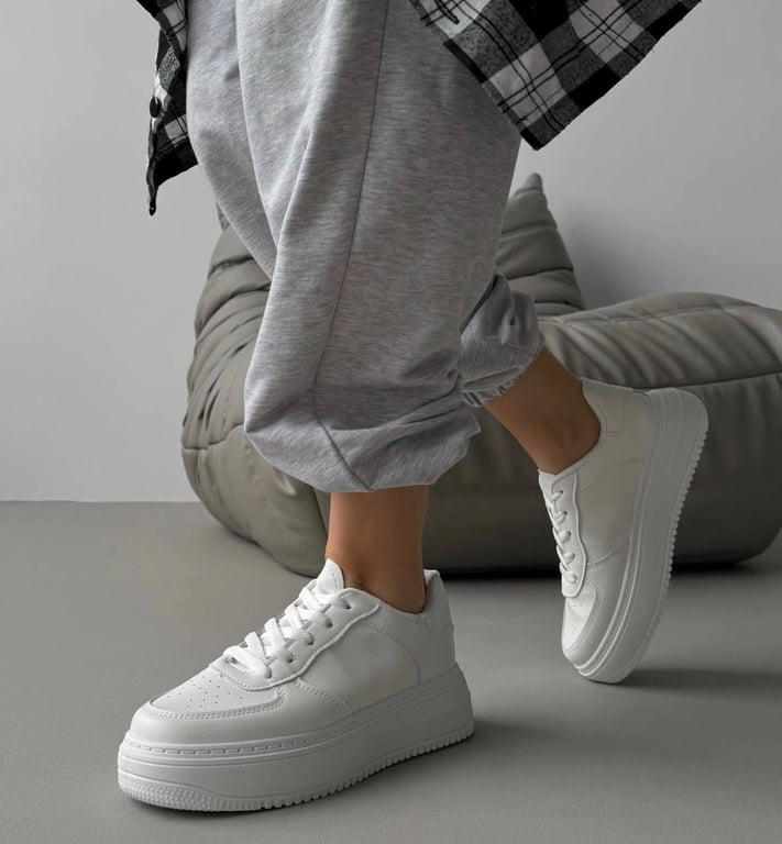 Біле взуття є в гардеробі кожної