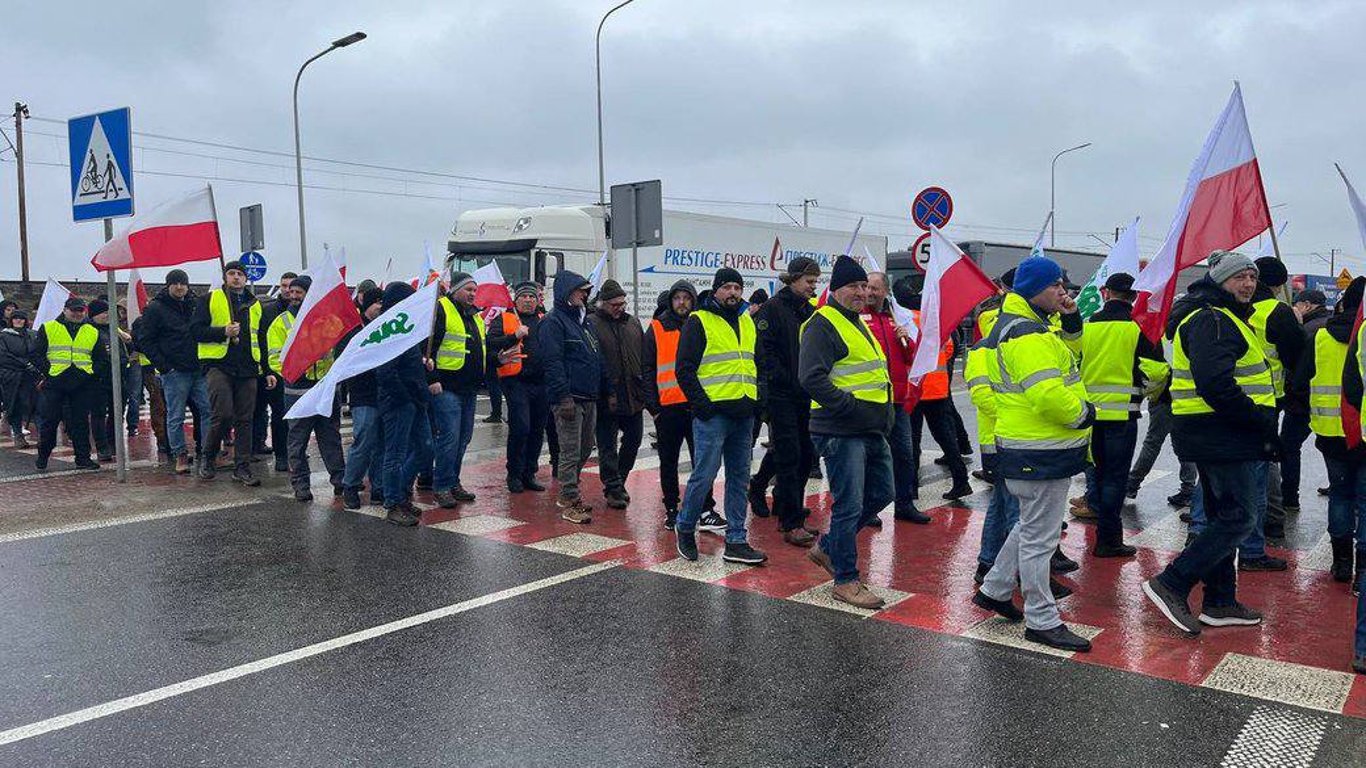 Польские фермеры возобновили протесты на одном из пунктов пропуска — сколько грузовиков в очередях