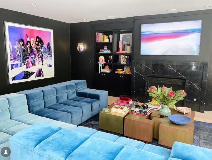 Какими цветовыми сочетаниями удивила гостиная Майли Сайрус (фото) - фото 1