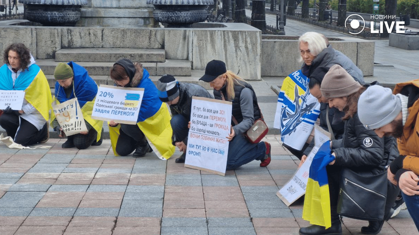 Мовчазна акція в Одесі — біля мерії люди зібралися на мітинг