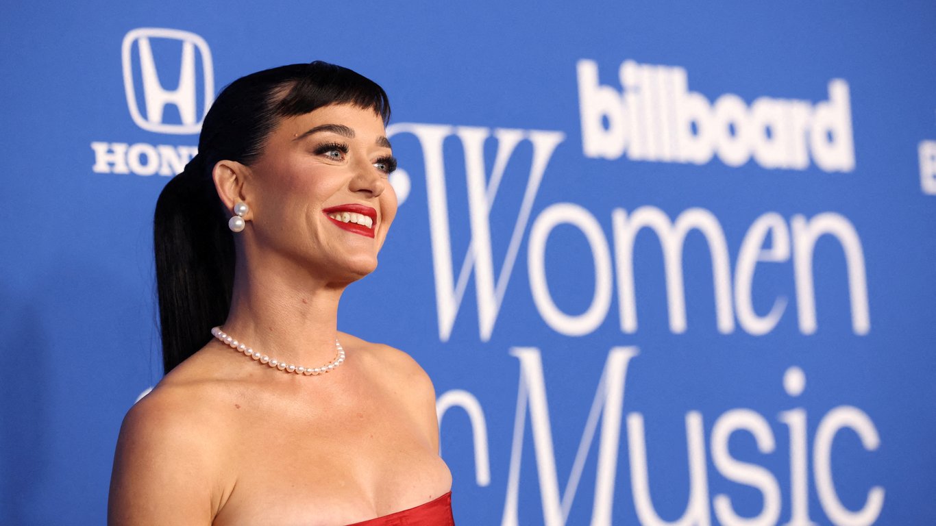 Кеті Перрі оголила сідниці на червоній доріжці Billboard Women In Music