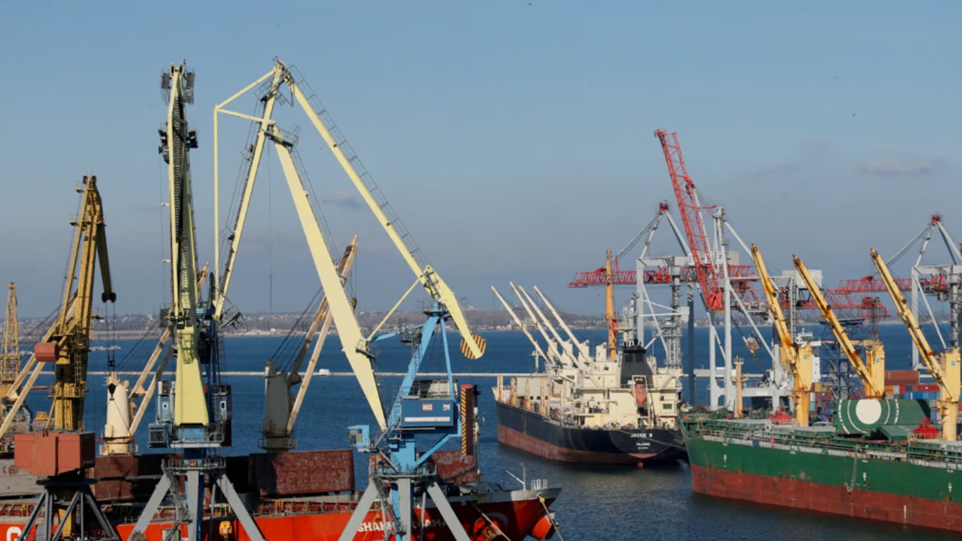 Порти Великої Одеси неспинно завантажують судна — що відомо про експорт