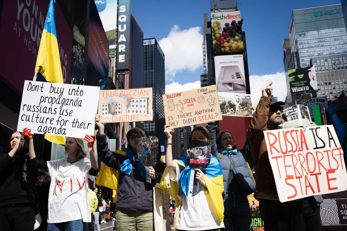 У Нью-Йорку українські активісти влаштували масштабну акцію проти російської культури - фото 5