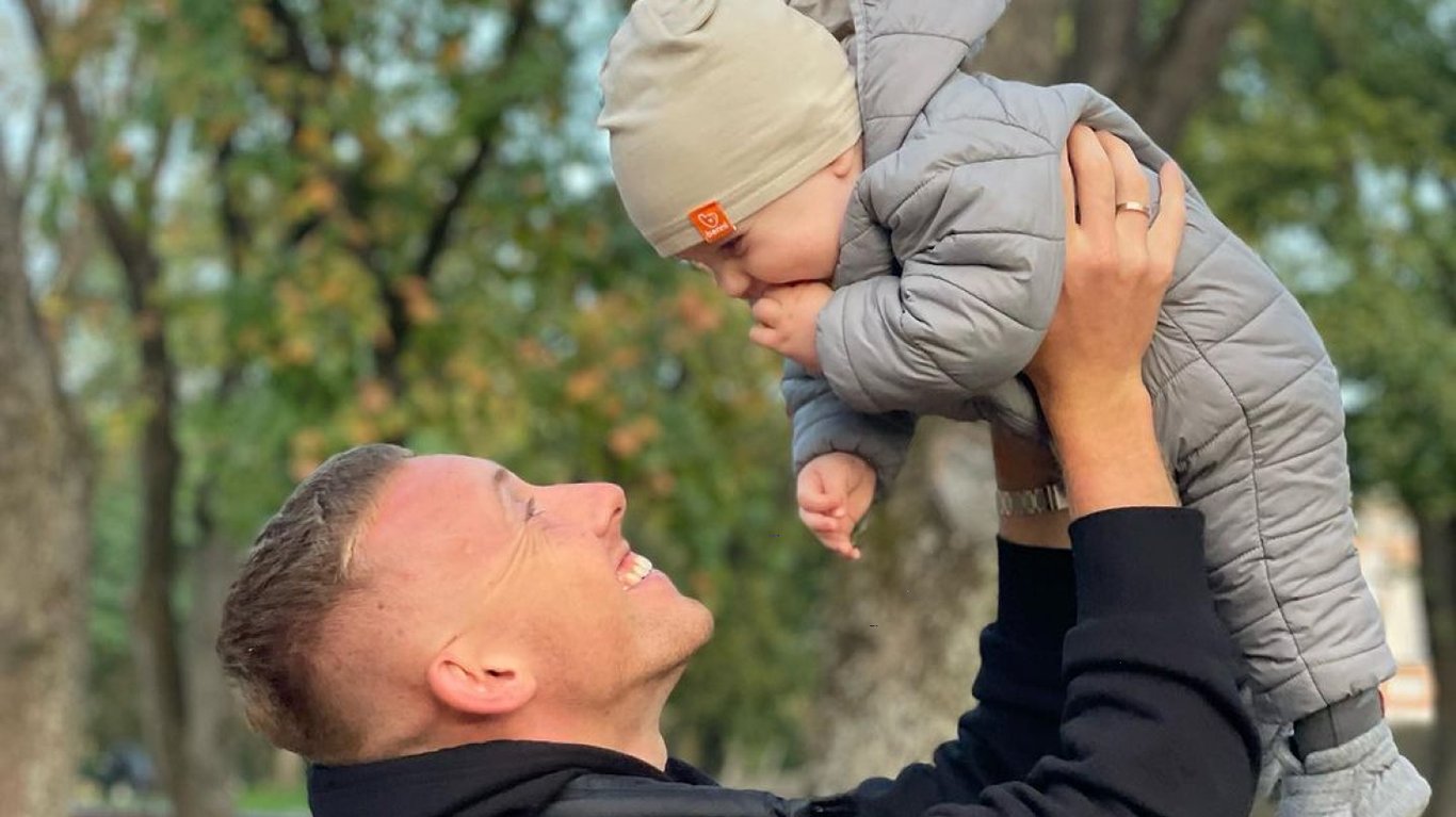 Николай Сираш с ребенком