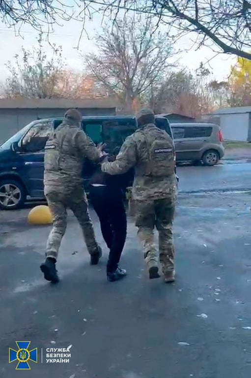 Сотрудники СБУ и задержанный российский агент в Харькове